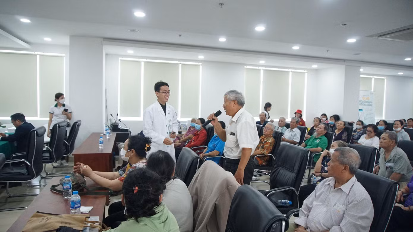 BS.Nguyễn Hữu Hiệu hỏi đáp cùng các cô chú, anh chị tham gia chương trình