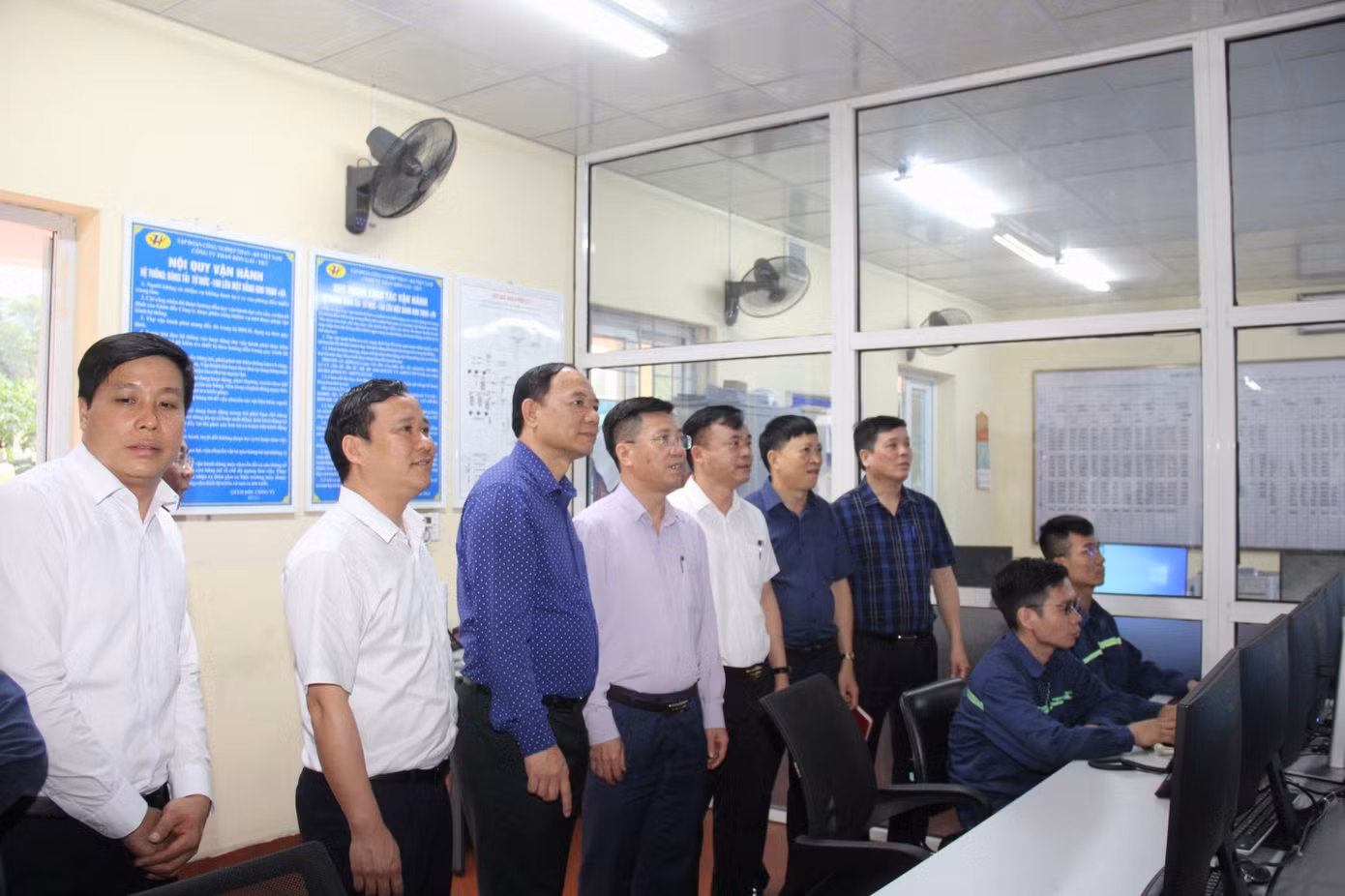 Các đại biểu tham quan công trình. Các đại biểu tham quan công trình.
