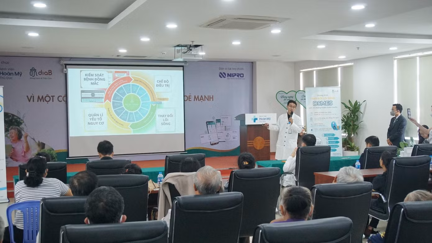 Ngày hội Nâng cao kiến thức vì một Cộng đồng Đái tháo đường khỏe mạnh thu hút sự tham gia của hơn 100 cô chú, anh chị mắc bệnh ĐTĐ.