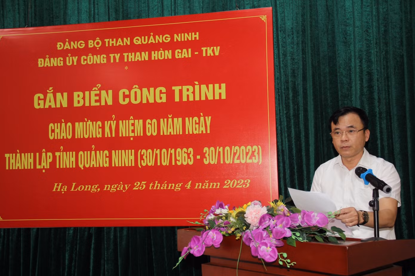 Đồng chí Nguyễn Văn Sơn - Phó Bí thư Đảng uỷ phụ trách Đảng bộ Công ty báo cáo quá trình triển khai thực hiện công trình. Đồng chí Nguyễn Văn Sơn - Phó Bí thư Đảng uỷ phụ trách Đảng bộ Công ty báo cáo quá trình triển khai thực hiện công trình.