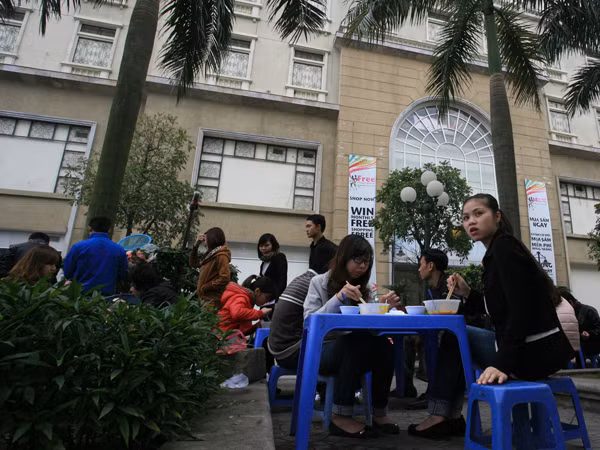 Một quán bún đậu mắm tôm cạnh tòa nhà Sudico