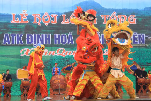 Múa rồng, múa lân trong lễ khai mạc. Ảnh: Trường Phong