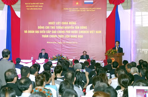 Thủ tướng Nguyễn Tấn Dũng nói chuyện với đại diện cộng đồng người VN tại Đại sứ quán nước ta ở Moscow. Ảnh: VGP/Nhật Bắc