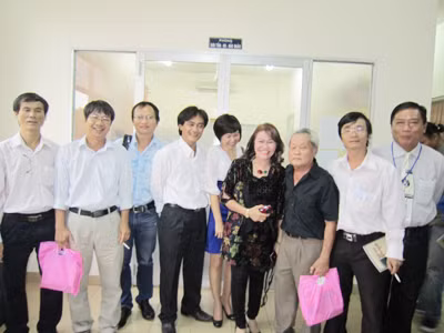 Các đại biểu đang chụp hình với nhà văn lão thành Nguyễn Quang Sáng (áo đen) tại Hội nghị. Các đại biểu đang chụp hình với nhà văn lão thành Nguyễn Quang Sáng (áo đen) tại Hội nghị