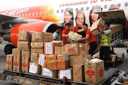 Máy bay tới nơi, chuyển hàng xuống sân bay Quốc tế Manila