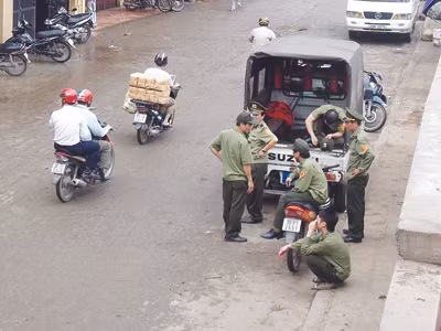 Trật tự đô thị khi làm nhiệm vụ thường đứng ngồi rất lộn xộn (ảnh chụp tại cổng chợ Long Biên ngày 2/4). Ảnh: trọng đảng