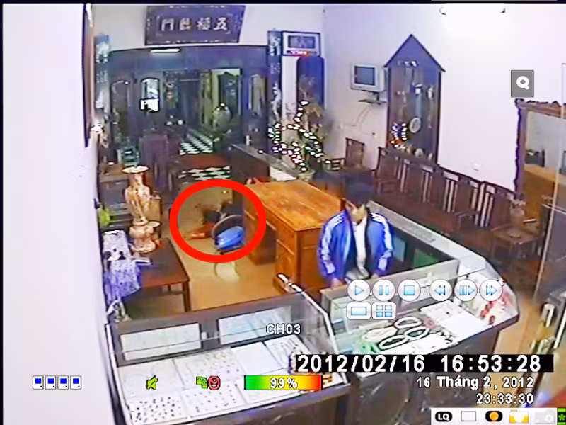 Toàn bộ hành vi của tên cướp đã bị camera an ninh trong tiệm vàng ghi lại. Ảnh chụp từ clip
