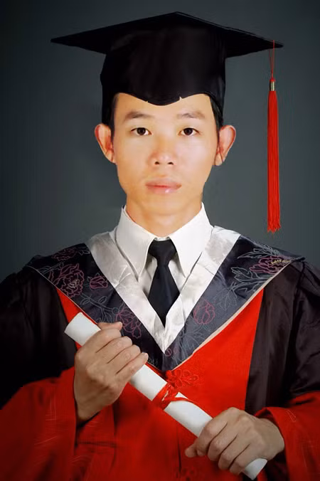 Người con trai duy nhất ngày tốt nghiệp đại học. Người con trai duy nhất ngày tốt nghiệp đại học