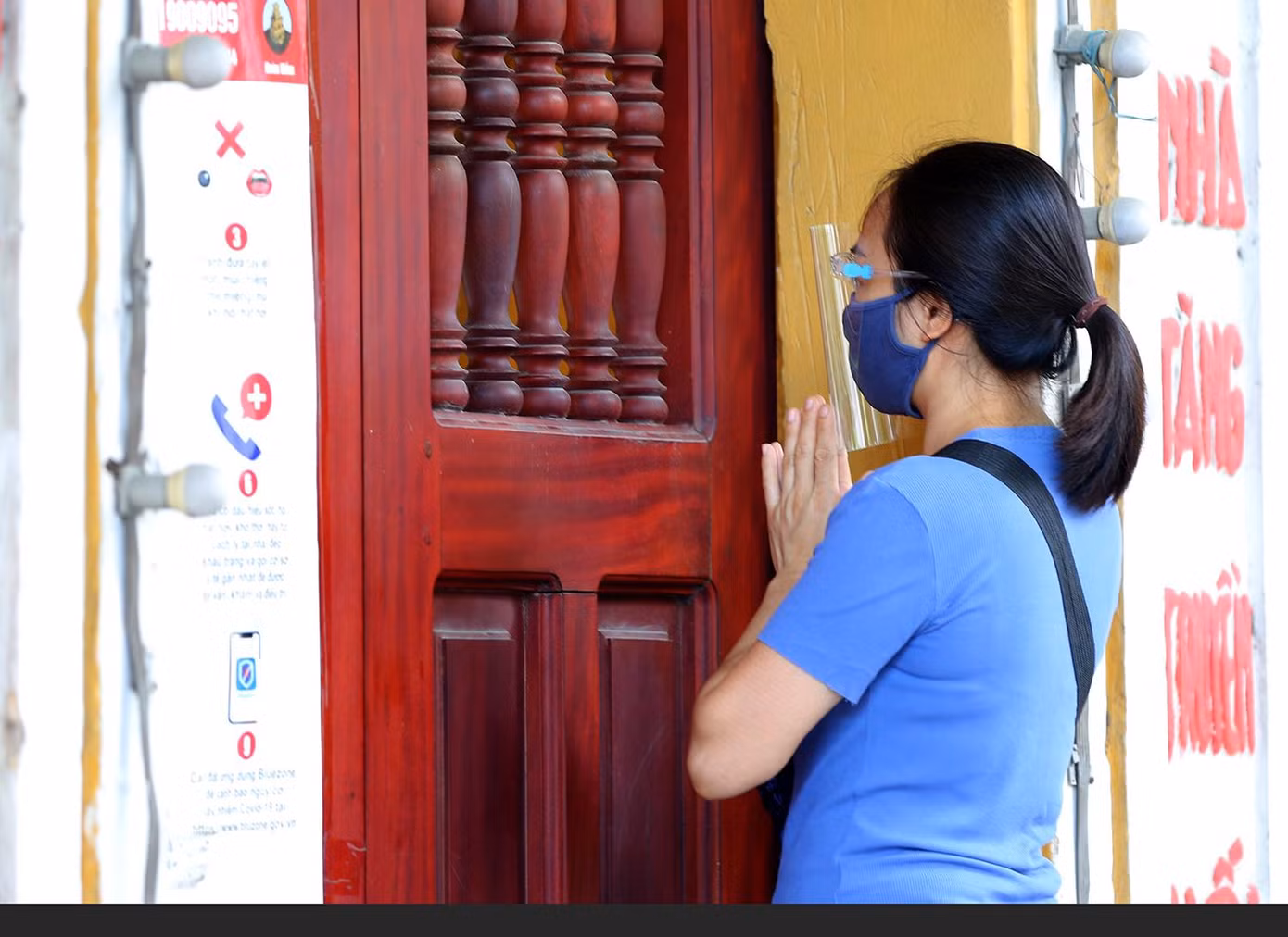Do ảnh hưởng của đại dịch COVID-19 và trong thời điểm Hà Nội đang giãn cách xã hội, chùa Quán Sứ không còn cảnh nhộn nhịp như mọi năm, lác đác chỉ có 1, 2 người dân đeo kính chặt giọt bắn đứng hành lễ từ bên ngoài.