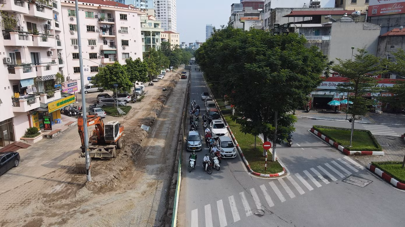 Từ ngày 20/9 tới nay, các đơn vị thi công đã dựng rào chắn và phân luồng giao thông để thi công dự án xén vỉa hè, mở rộng mặt đường Trần Đăng Ninh (Cầu Giấy) góp phần giảm ùn tắc giao thông.