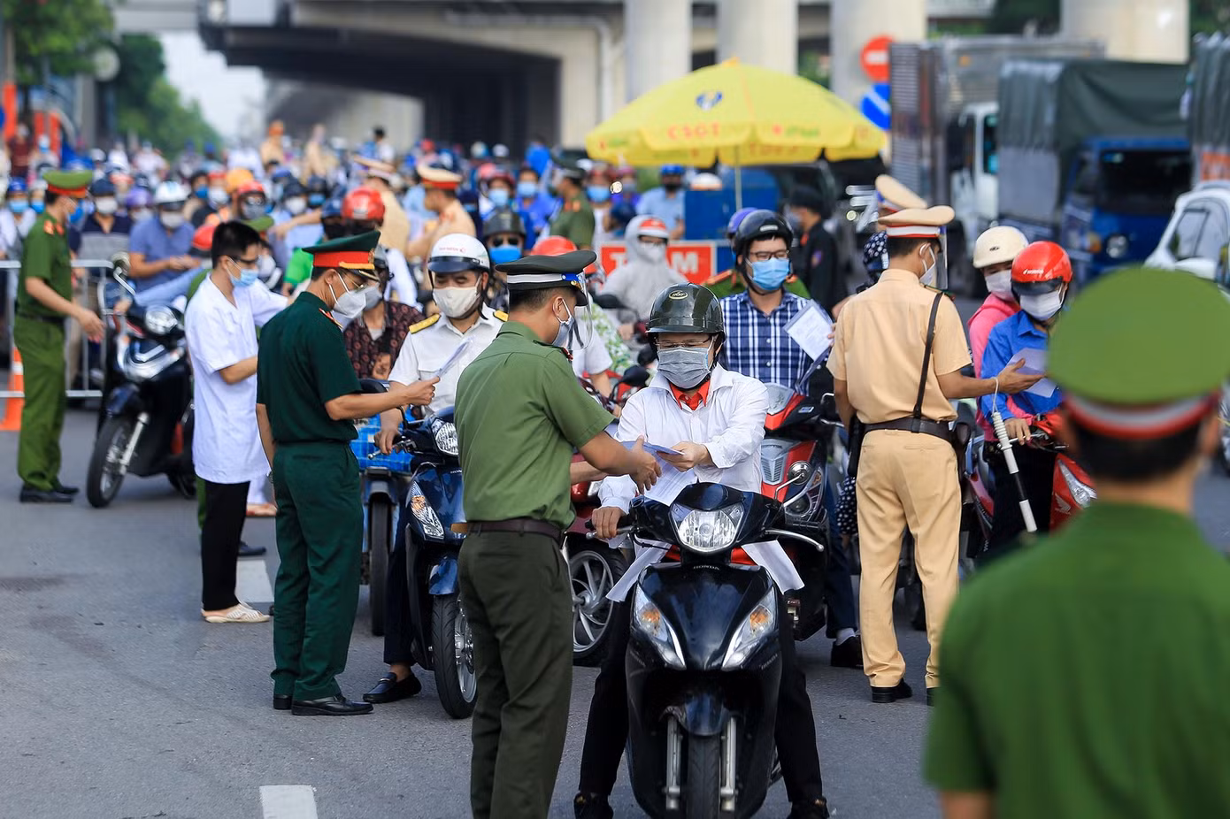 Toàn bộ lực lượng chức năng tại chốt đều cố gắng đẩy nhanh công tác kiểm tra giấy đi đường.