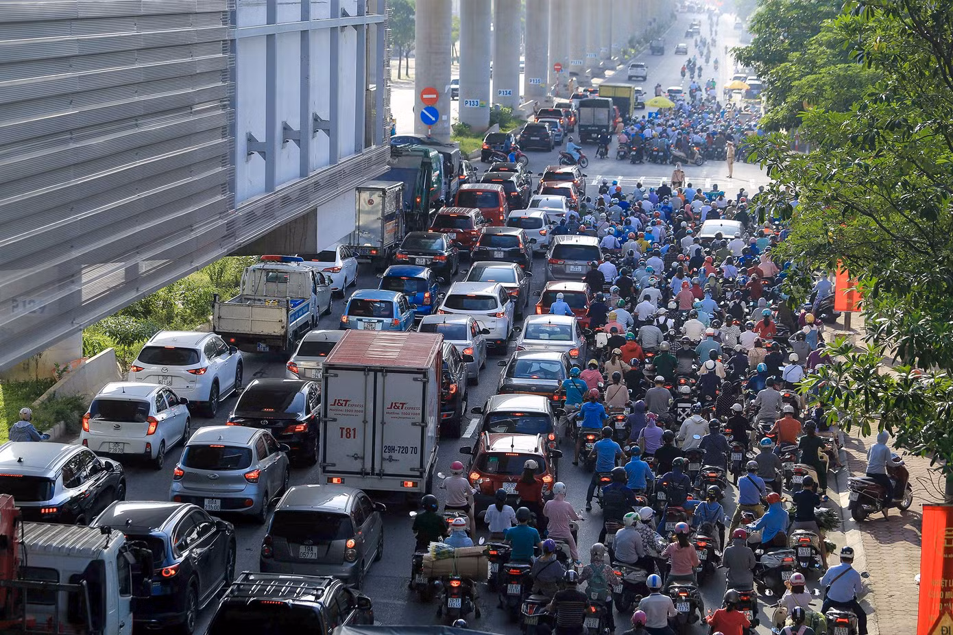 Theo trung tá Tuấn Anh, đối với các trường hợp không đủ điều kiện qua chốt sẽ buộc phải quay đầu, nếu cố tình vi phạm sẽ lập biên bản xử lý theo quy định như ra đường không có lý do, vi phạm trật tự an toàn giao thông...