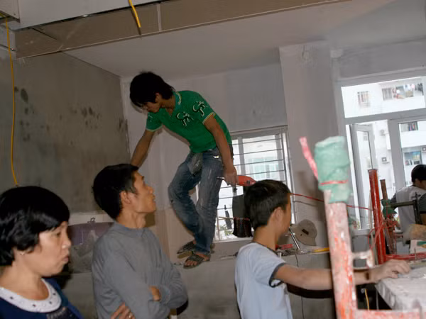 Căn hộ 208, tòa nhà B3B, tường nhà bị thấm nước, người dân phải tự sửa chữa