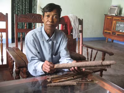 Ông A Hvôi chỉ cách dùng vỏ cây kre làm men rượu