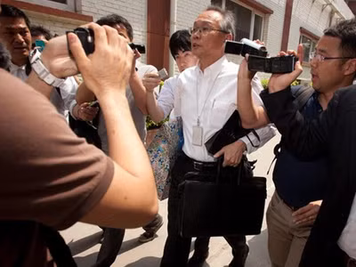 Ông Robert Wang (giữa) trong vòng vây của các phóng viên. Ảnh: Getty Images Ông Robert Wang (giữa) trong vòng vây của các phóng viên