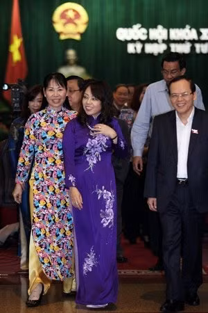 Bộ trưởng Y tế Nguyễn Thị Kim Tiến (giữa) trong bộ áo dài nền nã sau khi đăng đàn trả lời chất vấn