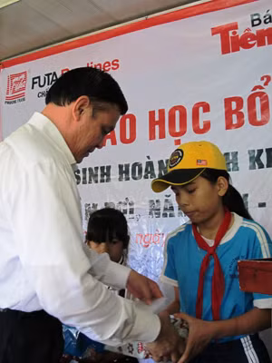 Ông Nguyễn Công Đỉnh trao quà. cho học sinh. Ảnh: Nguyễn Tiến Hưng