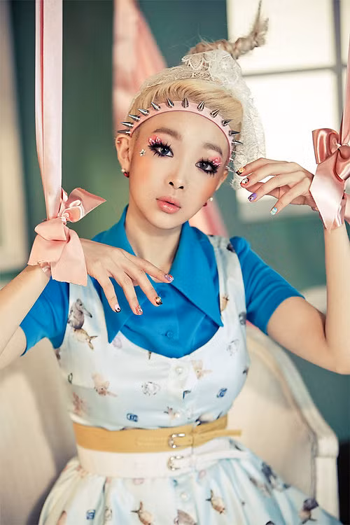 Cô nàng Park Ji Yeon (T-ara) cá tính với chiếc "băng đô tự do" "Giọng ca vàng" của xứ sở Kim chi IU cũng sở hữu Liberty headband "Hot blogger" thời trang Jane Andrige cá tính với băng đô đinh nhọn Nữ ca sĩ Fatcat gây ấn tượng khi sử dụng băng đô gai nhọn cho mái tóc