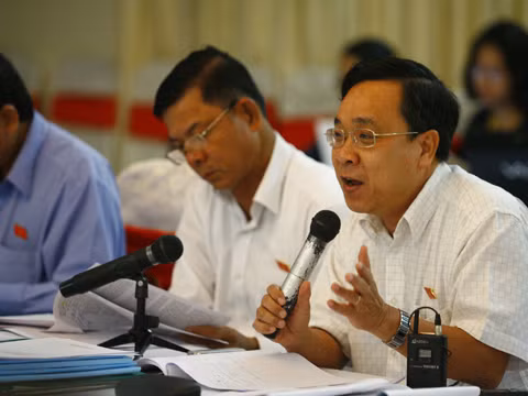 Các ĐB thảo luận tại tổ	Ảnh: Hồng Vĩnh