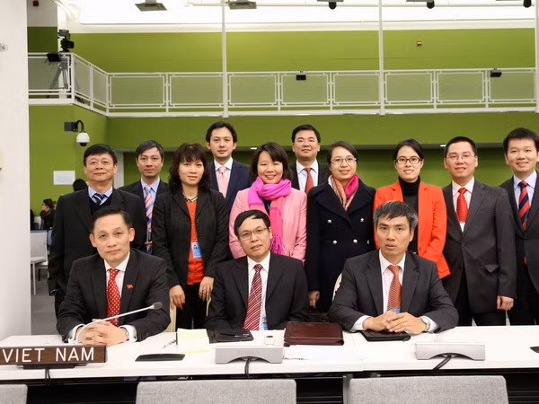 Các cán bộ Phái đoàn Việt Nam tại Liên hợp quốc tham gia phiên họp thứ 51. (Ảnh: Lê Dương/Quang Tuyến-Vietnam+)
