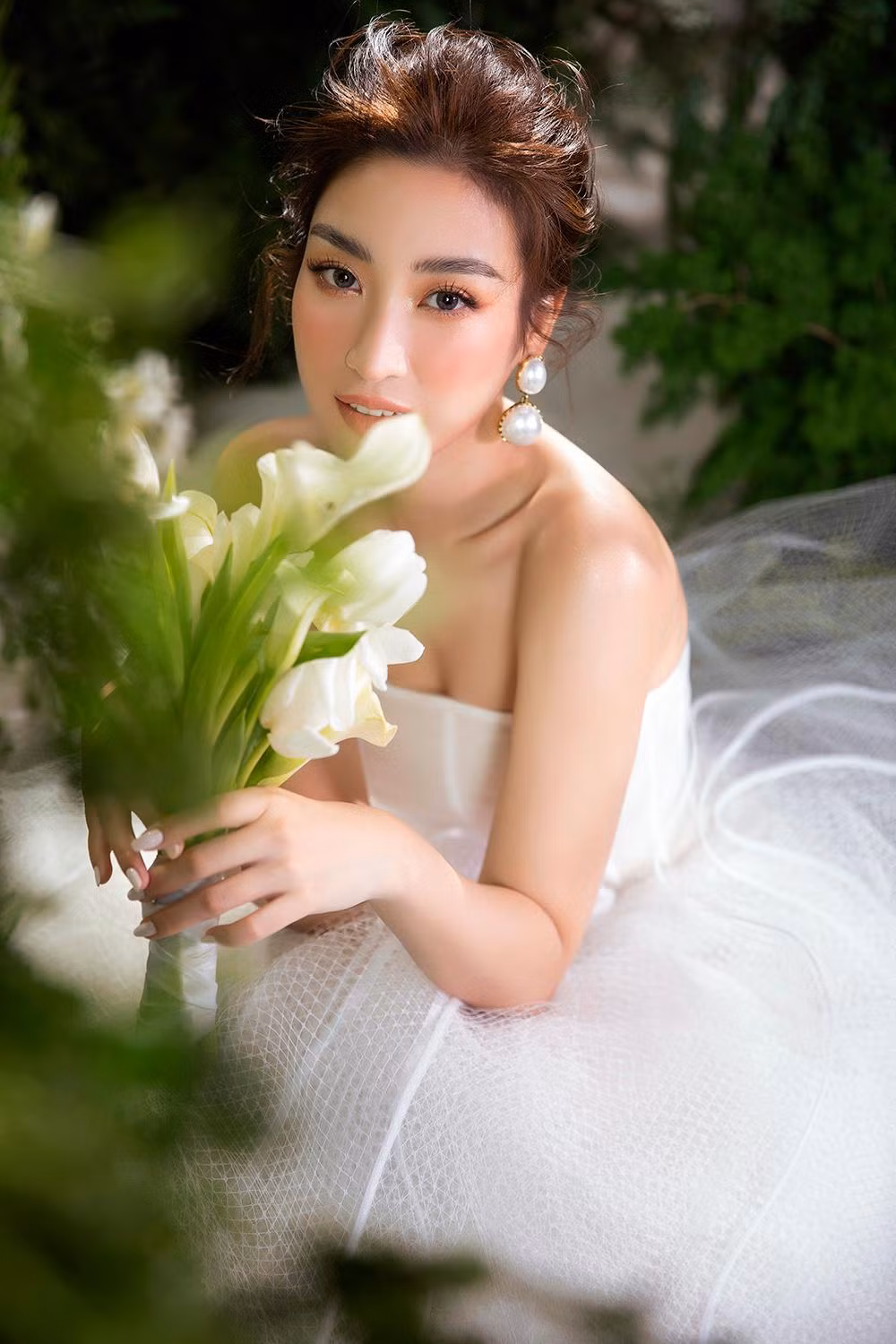 Những mẫu váy cưới cúp ngực giúp HHVN 2016 khoe được bờ vai trần thon thả và quyến rũ.