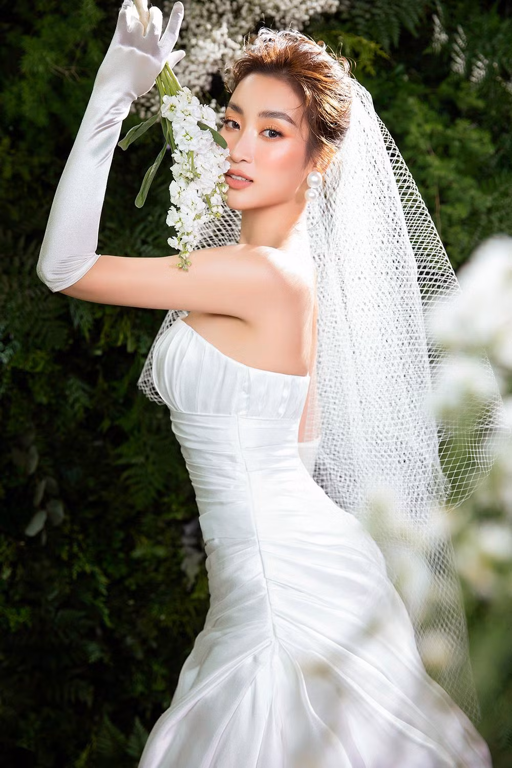 Khoác lên mình những thiết kế váy cưới nằm trong BST "Love" của giám khảo HHVN 2020 - NTK Lê Thanh Hòa, Đỗ Mỹ Linh đẹp hút hồn như một 'nàng thơ' trong truyện cổ tích.