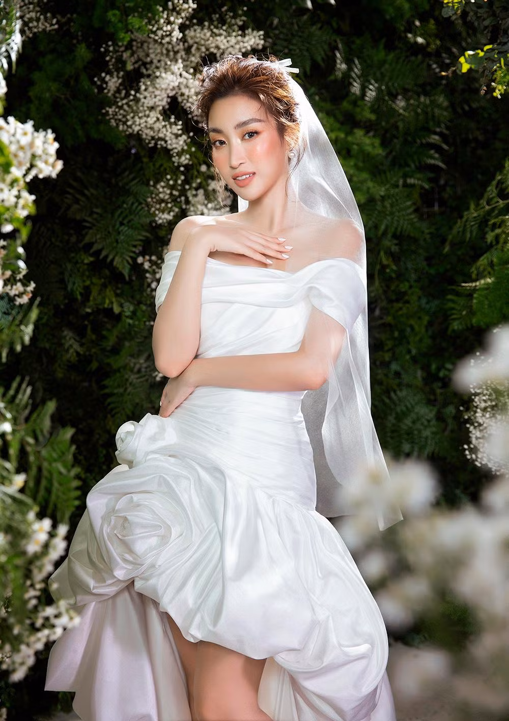 Sau nhiều tháng giãn cách xã hội, Hoa hậu Đỗ Mỹ Linh bất ngờ tái xuất đầy gợi cảm trong bộ ảnh thời trang mới. Người đẹp gốc Hà thành hóa thân thành một cô dâu yêu kiều, xinh đẹp.