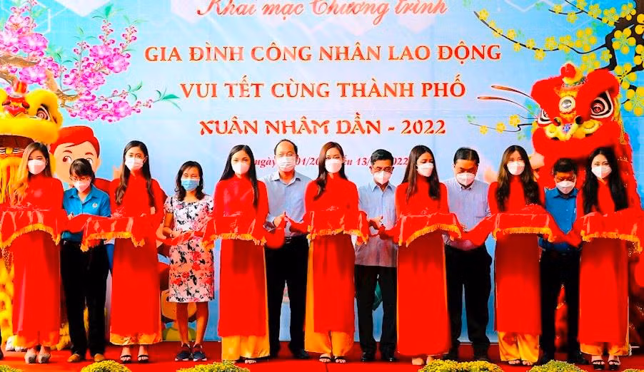 Chương trình chăm lo cho hơn 10 nghìn gia đình công nhân khó khăn ở lại TPHCM đón Tết khai mạc vào sáng 29/1. Ảnh: Thành uỷ TPHCM Chương trình chăm lo cho hơn 10 nghìn gia đình công nhân khó khăn ở lại TPHCM đón Tết khai mạc vào sáng 29/1. Ảnh: Thành uỷ TPHCM