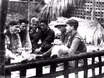 Nhà văn Hữu Mai (thứ 2 từ trái sang) tại chiến khu Việt Bắc. Ngồi ngoài cùng bên phải là nhà văn Nguyễn Đình Thi