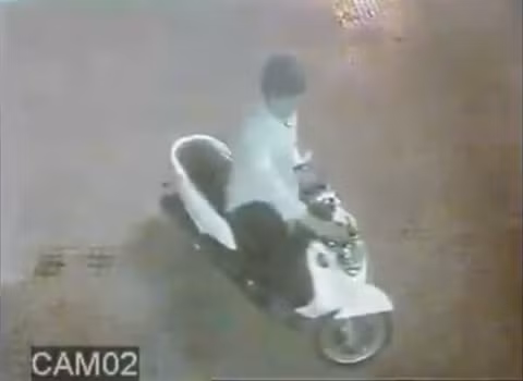 Sau đó hai tên đi xe máy chạy tới cùng nhau tẩu thoát