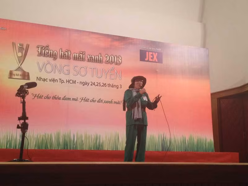 Họ là những nông dân, công chức và cả những người buôn bán…nhưng luôn thể hiện hết mình khi đến với Tiếng hát mãi xanh