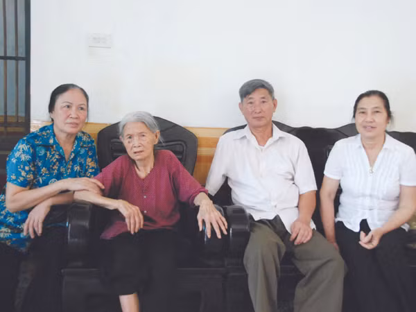 Chị Chiến, chị Quỳ (ngoài cùng bên trái và phải) với gia đình mẹ Lụt 