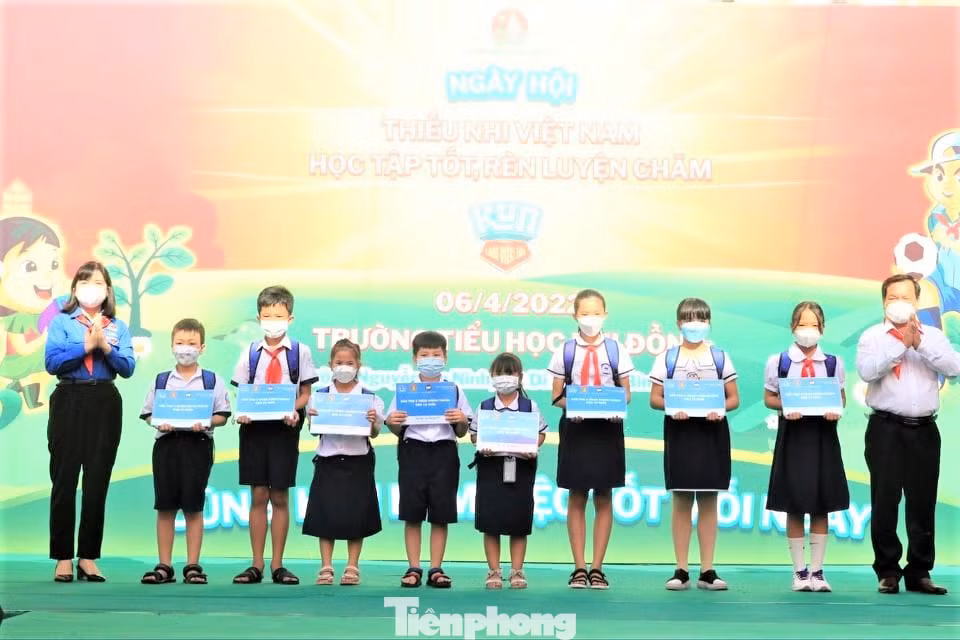 Có 67 thiếu nhi được trao hỗ trợ hàng tháng trong chương trình Nối vòng tay thương