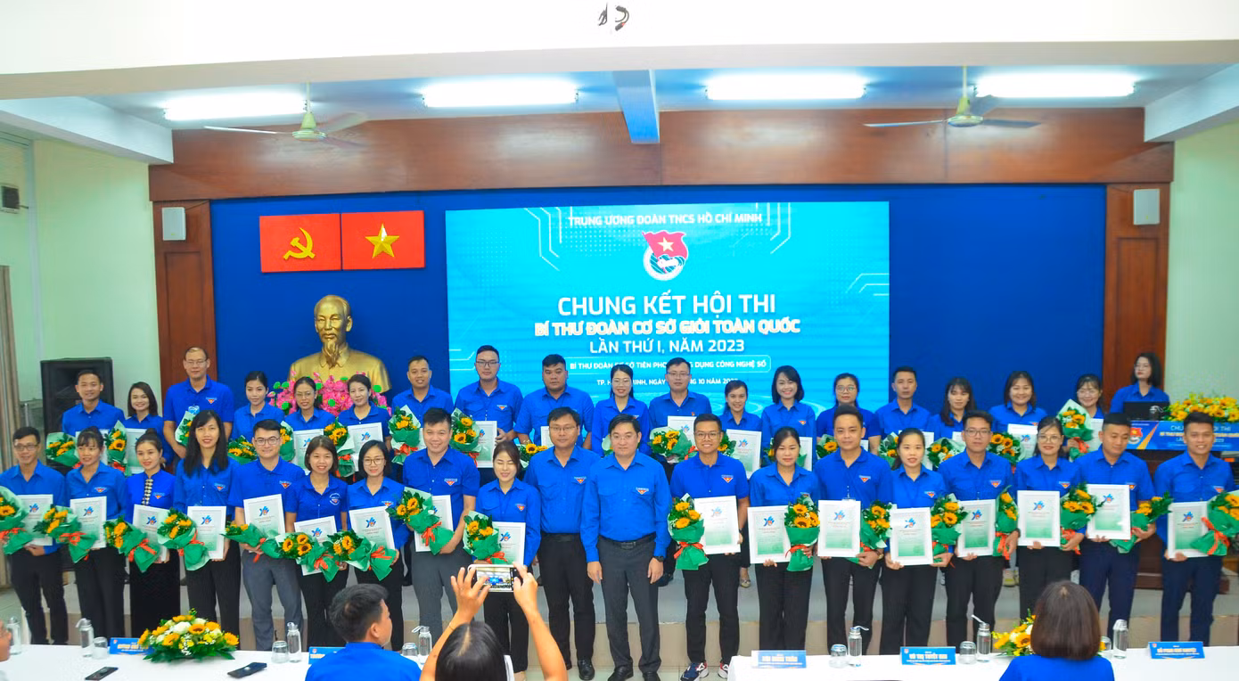 Cũng trong sáng 15/10, Ban Tổ chức hội thi đã trao chứng nhận cho 72 thí sinh tham gia vòng Chung kết hội thi. Ảnh: Đức Duy