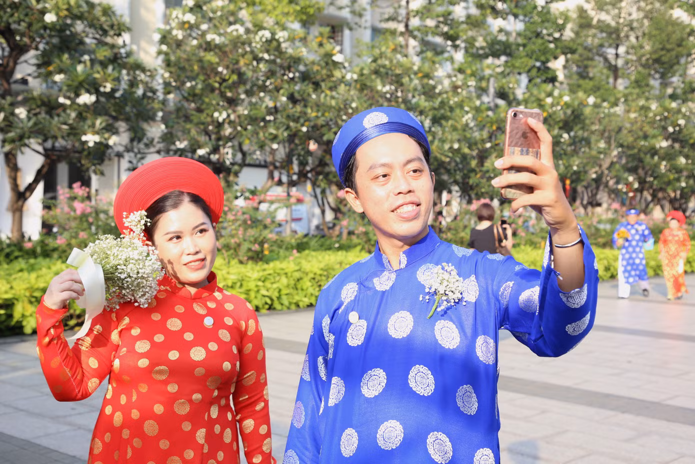 Hân hoan trong ngày cưới, anh Anh Dũng và chị Phương Vy vui mừng xen lẫn niềm xúc động vì sau bao nhiêu thăng trầm do hoàn cảnh khó khăn, hôm nay anh chị đã dắt tay nhau tiến vào lễ đường, đón nhận lời chúc phúc của mọi người. "Cứ nghĩ khoảnh khắc này sẽ rất khó hoặc lâu lắm mới có được một đám cưới như vầy nhưng ước mơ của chúng tôi đã thành hiện thực sớm hơn dự định nhờ có chương trình này", anh Dũng bộc bạch. Hân hoan trong ngày cưới, anh Anh Dũng và chị Phương Vy vui mừng xen lẫn niềm xúc động vì sau bao nhiêu thăng trầm do hoàn cảnh khó khăn, hôm nay anh chị đã dắt tay nhau tiến vào lễ đường, đón nhận lời chúc phúc của mọi người. "Cứ nghĩ khoảnh khắc này sẽ rất khó hoặc lâu lắm mới có được một đám cưới như vầy nhưng ước mơ của chúng tôi đã thành hiện thực sớm hơn dự định nhờ có chương trình này", anh Dũng bộc bạch.