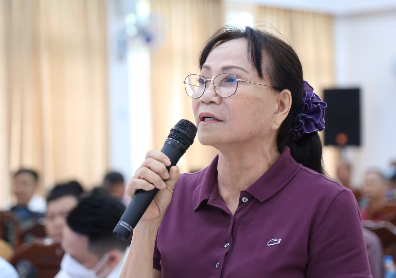 Cử tri Nguyễn Thị Hồng Duyên nêu ý kiến tại buổi tiếp xúc. Cử tri Nguyễn Thị Hồng Duyên nêu ý kiến tại buổi tiếp xúc.