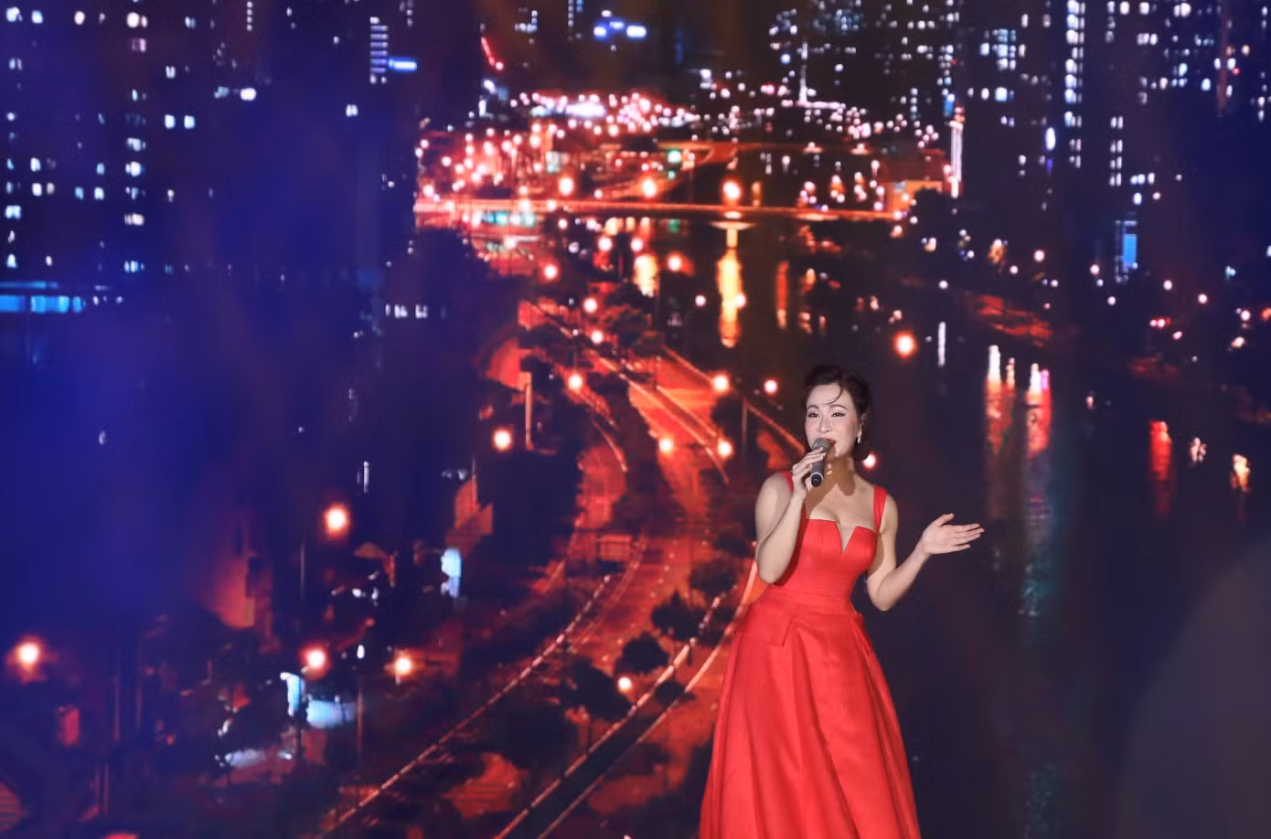 Uyên Linh trình bày bản hit của nhạc sĩ Hứa Kim Tuyền - Giữa đại lộ Đông Tây. Uyên Linh trình bày bản hit của nhạc sĩ Hứa Kim Tuyền - Giữa đại lộ Đông Tây.