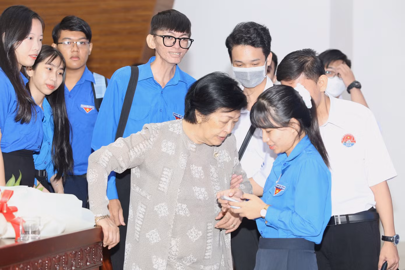 Các bạn trẻ gặp gỡ, trao đổi thêm với bà Tôn Nữ Thị Ninh cuối buổi tọa đàm.