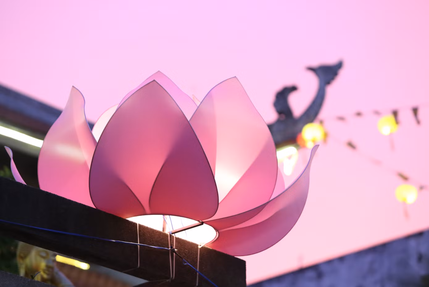 Hình ảnh thanh bình, an yên từ những tòa sen và lồng đèn treo cao trong khuôn viên nhà chùa.