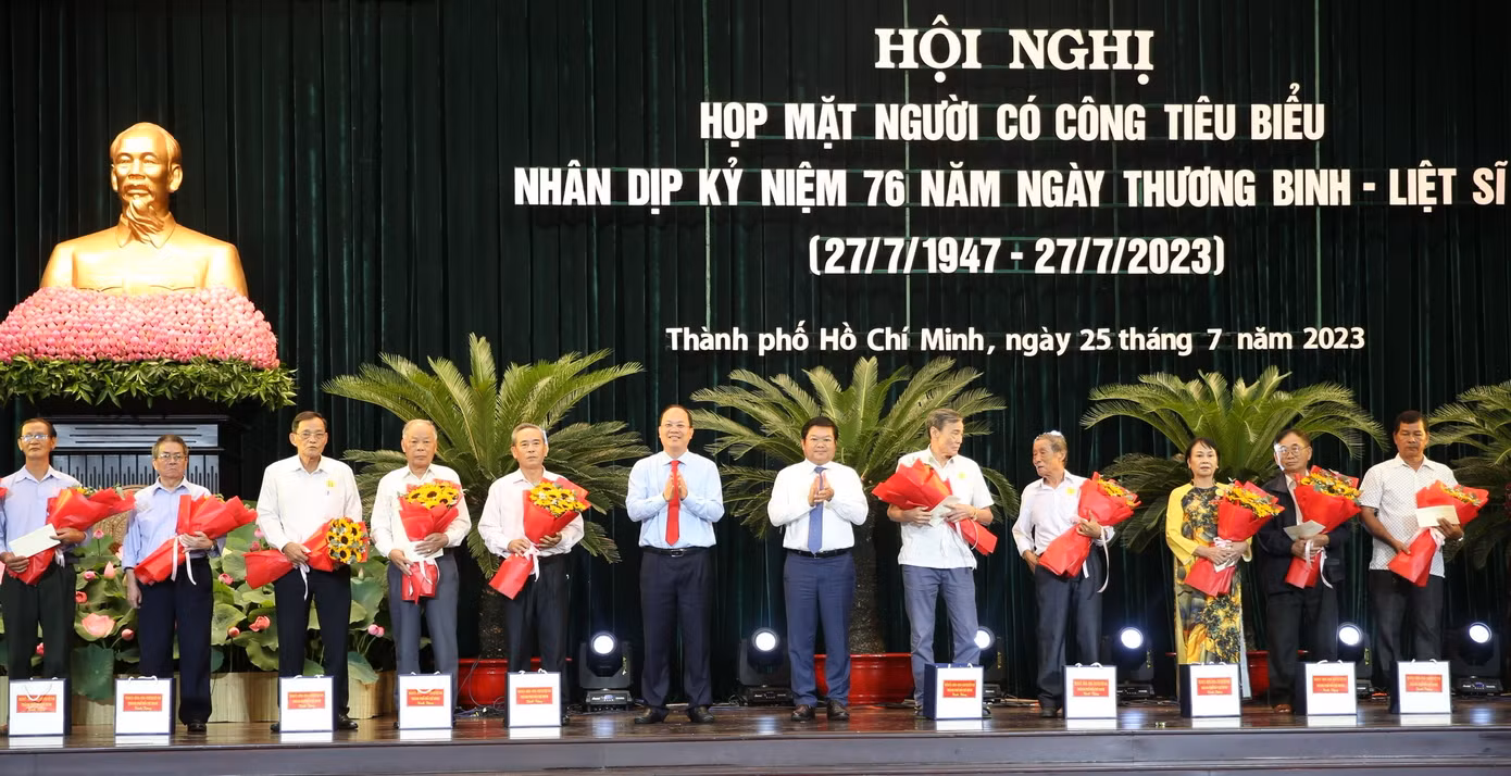 Lãnh đạo TPHCM tặng quà tri ân người có công tiêu biểu.
