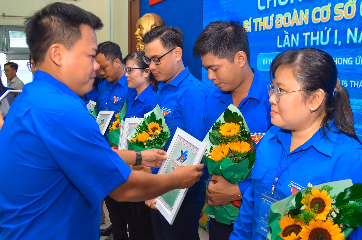 Đây là những cán bộ Đoàn đã hoàn thành lớp bồi dưỡng chức danh Bí thư Đoàn cơ sở và các nội dung ôn tập theo thể lệ của hội thi. Ảnh: Đức Duy