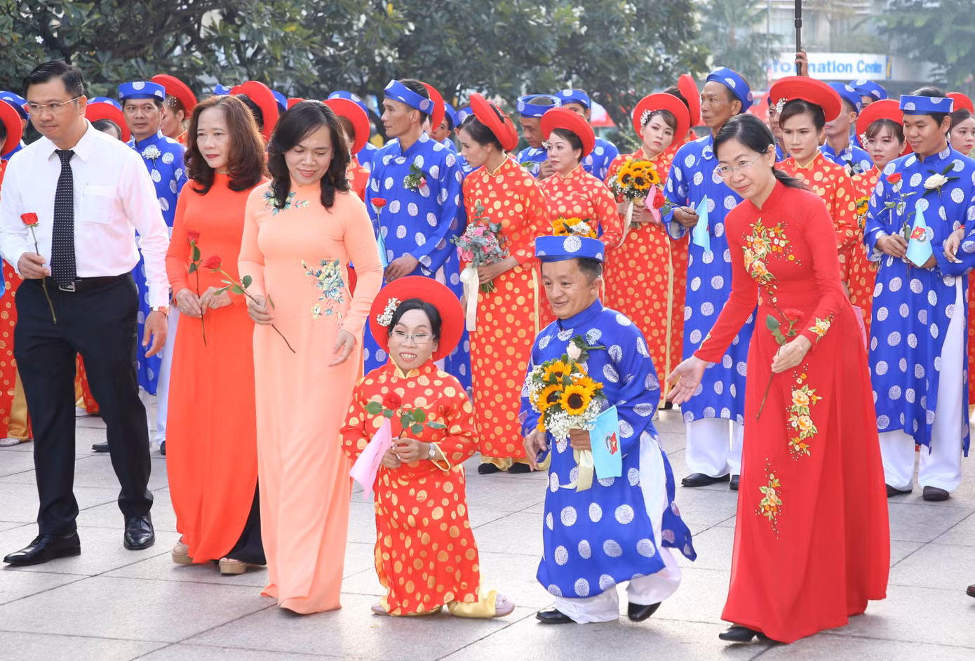 Không khí hân hoan, phấn khởi Không khí hân hoan, phấn khởi