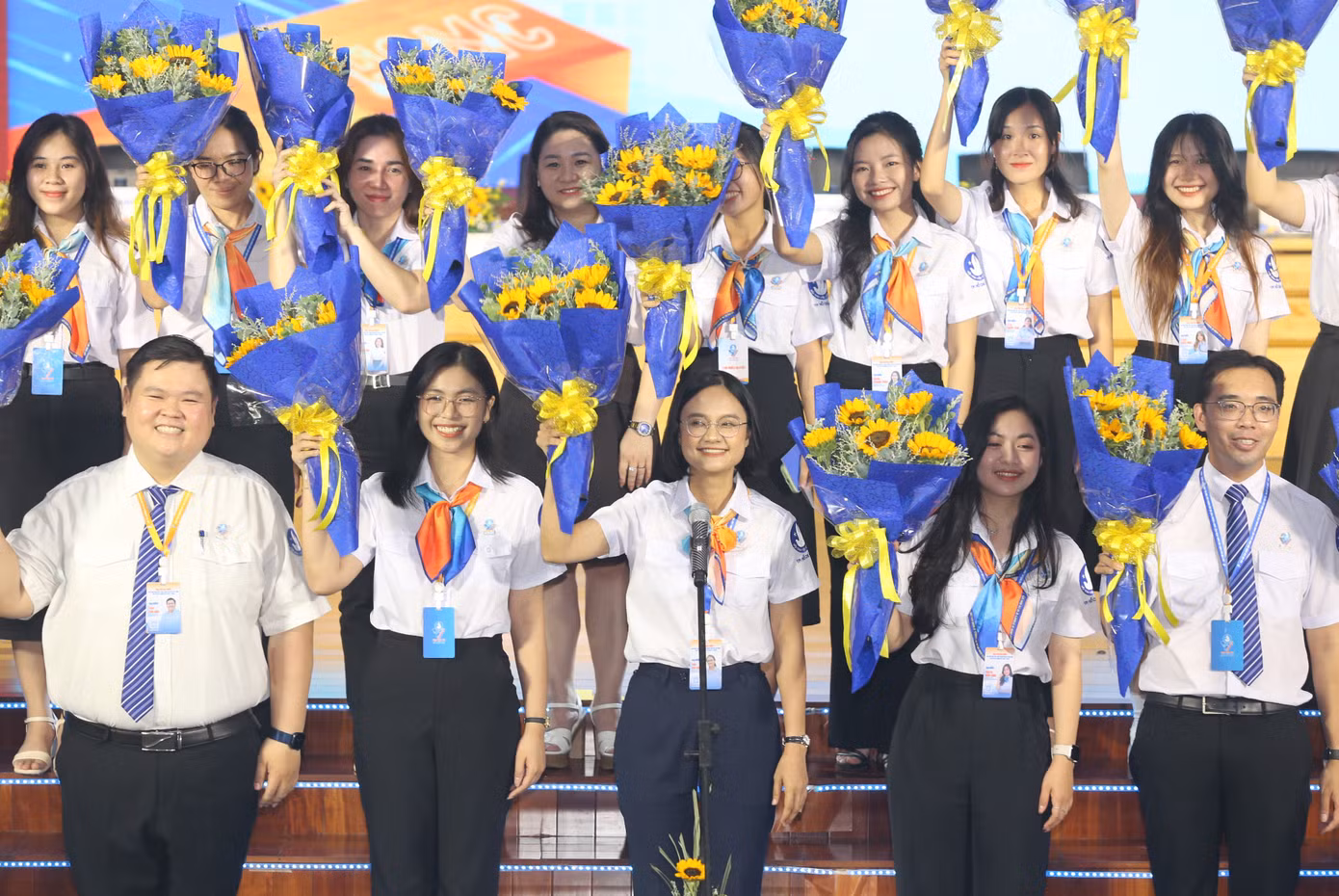 Chị Trần Thu Hà cùng Thường trực Hội Sinh viên thành phố khóa VII. Ảnh: Ngô Tùng Chị Trần Thu Hà cùng Thường trực Hội Sinh viên thành phố khóa VII. Ảnh: Ngô Tùng