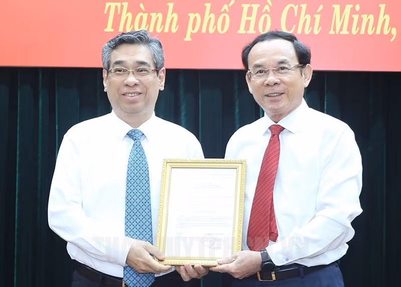Bí thư Thành ủy TPHCM Nguyễn Văn Nên trao quyết định cho ông Nguyễn Phước Lộc. Ảnh: Thành uỷ TPHCM