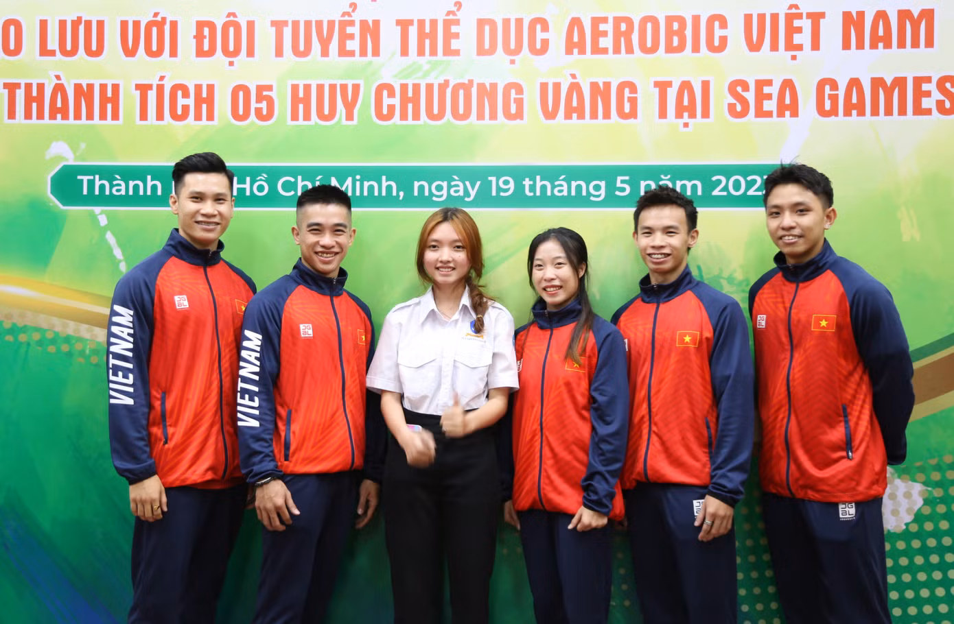 Các tuyển thủ chụp ảnh lưu niệm với các bạn sinh viên.