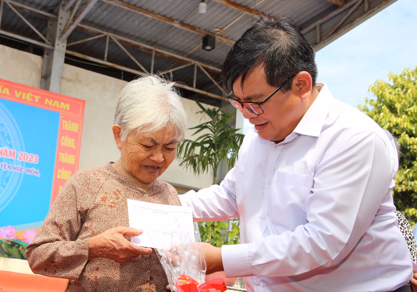 Lãnh đạo Ủy ban MTTQ Việt Nam TPHCM tặng quà đến người dân trên địa bàn xã Xuân Thới Thượng. Ảnh: Ngô Tùng