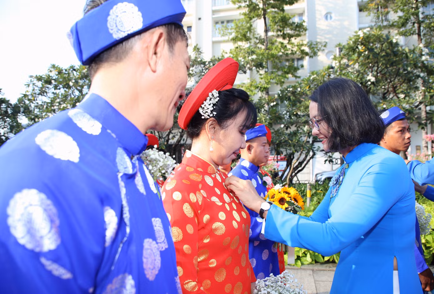 Mỗi đôi tham gia lễ cưới được hỗ trợ nhẫn cưới, trang điểm và chụp ảnh cưới, quà cưới, được tặng gói khám sức khỏe, tham gia hành trình hạnh phúc sau lễ cưới. Mỗi đôi tham gia lễ cưới được hỗ trợ nhẫn cưới, trang điểm và chụp ảnh cưới, quà cưới, được tặng gói khám sức khỏe, tham gia hành trình hạnh phúc sau lễ cưới.