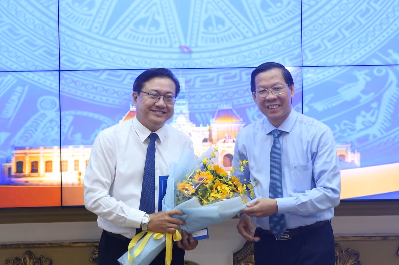 Lãnh đạo TPHCM trao quyết định cho ông Nguyễn Tuấn. Lãnh đạo TPHCM trao quyết định cho ông Nguyễn Tuấn.