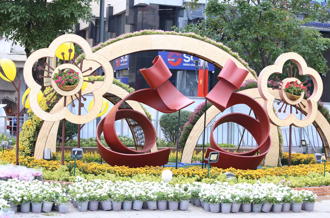 Đường hoa Nguyễn Huệ Tết Quý Mão 2023 sử dụng nhiều chất liệu thân thiện với môi trường và có thể tái sử dụng như kim loại, xốp, mây, tre, nứa, gạch, vải, dây thun… cùng khoảng 88 loại hoa, 18 loại lá, gần 106.000 chậu, giỏ hoa các loại, hơn 300m2 cỏ.