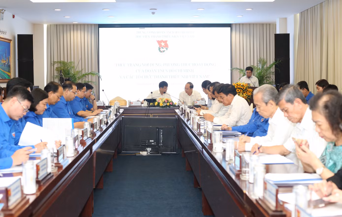 Bí thư thứ nhất T.Ư Đoàn Bùi Quang Huy, Phó Bí thư Thành uỷ TPHCM Nguyễn Hồ Hải và Giám đốc Học viện Thanh thiếu niên Việt Nam Nguyễn Hải Đăng chủ trì hội thảo. Ảnh: Ngô Tùng